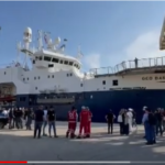 Bari, la Geo Barents arriva al porto: sbarcano in 605
