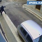 Andria, picchia passanti per strada: arrestato 27enne