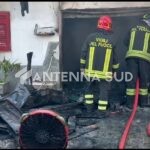 Taranto, incendio all’alba in un locale a Lama (foto)