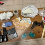 In casa droga, armi e materiale per lo spaccio: arrestato 42enne