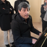 Emilio Solfrizzi dona il suo pianoforte al Teatro Radar di Monopoli