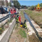 Brindisi, dopo l’incidente finisce nel canale: lo salvano i pompieri