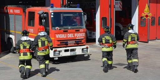 Lecce, pannelli idrotermini ancora imballati prendo fuoco. Paura nei pressi di Piazza Sant'Oronzo