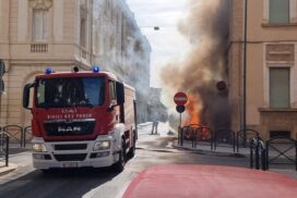 Lecce, incendio in piazza Mazzini. Sul posto ancora i vigili del Fuoco