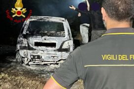 Lecce, due auto in fiamme nella notte: una è risultata rubata