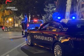 Marsicovetere, blitz dei carabinieri in appartamento: lancia eroina dalla finestra