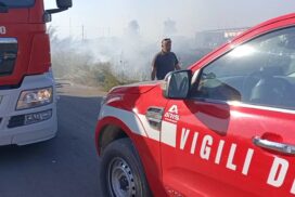 Taranto, vasto incendio in Viale Ionio, ore di lavoro per i Vigili del Fuoco