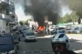 Manfredonia, auto a fuoco in corsa in pieno centro: tragedia sfiorata in via Barletta