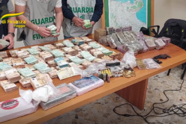 Foggia, trafficante di droga nasconde quasi 700 mila euro nel ripostiglio. In auto droga e armi