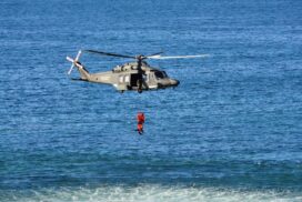 Bari, esercitazione ricerca e soccorso in mare dell’Aeronautica militare a Torre a mare con elicottero