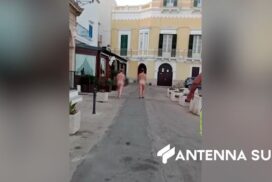 Gallipoli, due ragazze immortalate mentre passeggiano completamente nude nel centro storico