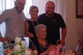 Nardò, nonna Giovanna è centenaria: l’abbraccio del sindaco, dei figli e nipoti