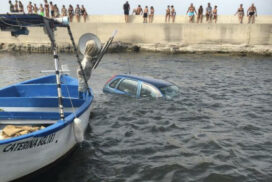 Lecce, auto in mare a San Cataldo: sono in corso i rilevamenti