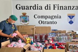 Super Mario, Pokemon ed Avengers contraffatti: sequestrati 2 milioni di euro di peluche a Otranto