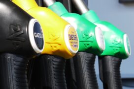 Carburanti: Cala ancora prezzo benzina e gasolio