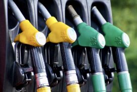 Continua a calare il prezzo della benzina alla pompa