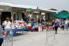 Bari, il caldo non frena il mercato serale di via Portoghese