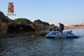 Gallipoli, turista bolognese si capovolge al largo con canoa: salvato dai poliziotti