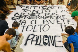 Melendugno, "Non si gioca in piazza": in protesta i ragazzi 'incollati' a smartphone
