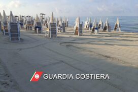 Ugento, piazza ombrelloni e lettini sulla spiaggia libera: denunciato gestore di lido