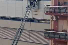 Tensione a Taranto, tetto di un edificio prende fuoco