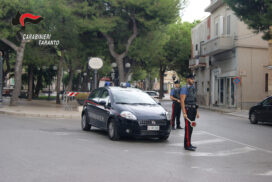 Monteparano, in strada con due coltelli minaccia di togliersi la vita: salvato dai carabinieri