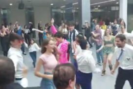 Brindisi, diplomatici in vacanza fanno flashmob in aeroporto. “Ma che gli facciamo noi ai turisti?”